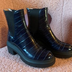 NWT Stuart Weitzman Navy Croc Booties Size 6